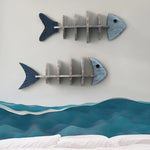 étagère murale poisson bois bleu gris vertèbres décorative plantes artificielles bouteilles parfum lanterne photo