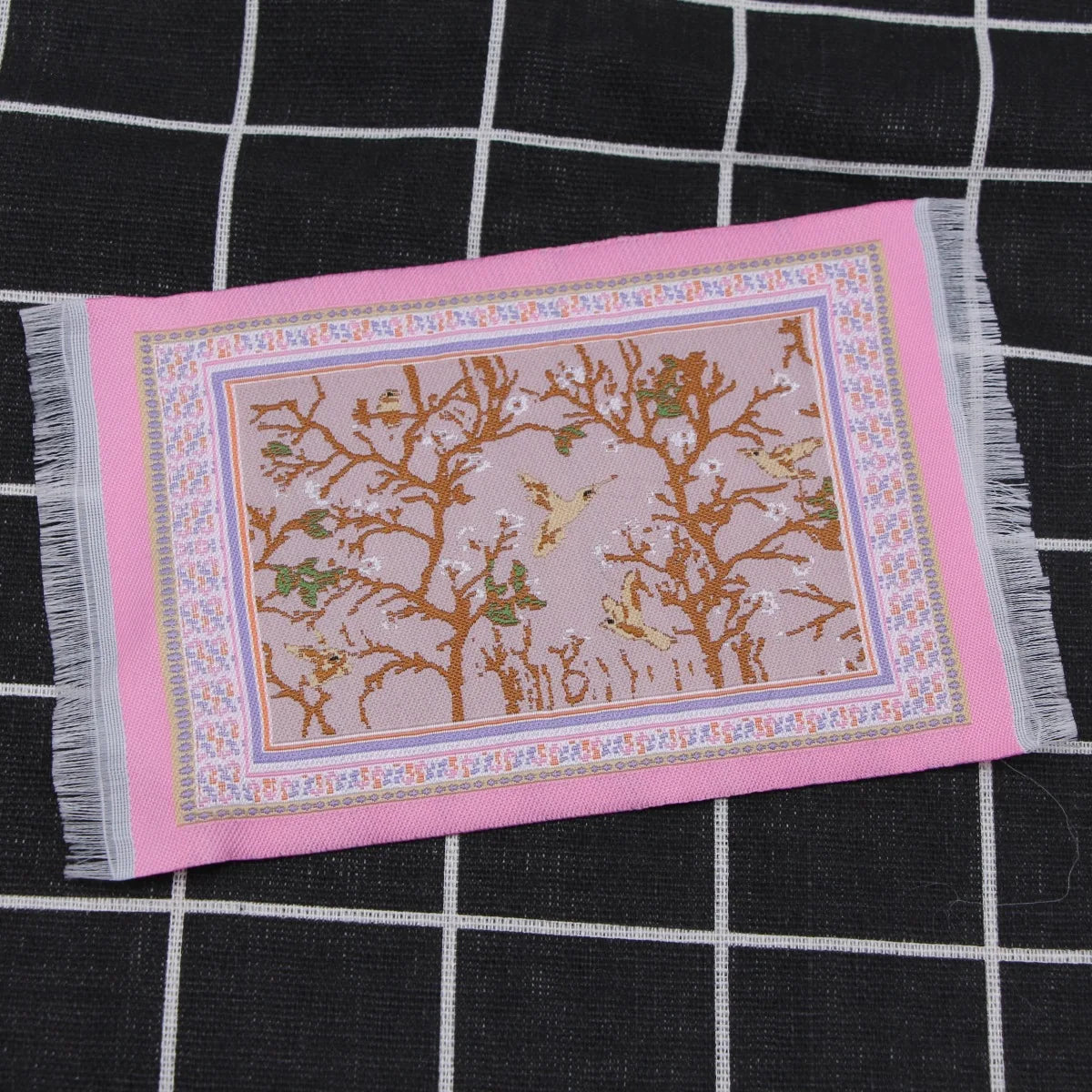 tapis ornements floraux motifs géométriques rouge beige bleu rose vert classique traditionnel miniature