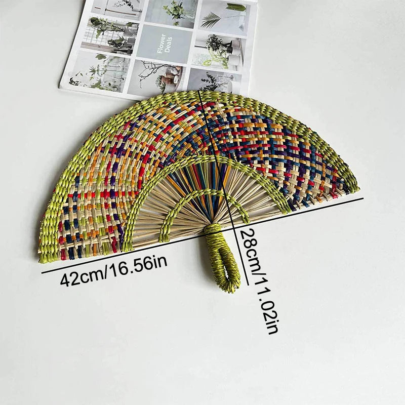 éventail pliant tissé raphia motifs géométriques naturel vert bleu marron jaune anneaux métalliques traditionnel