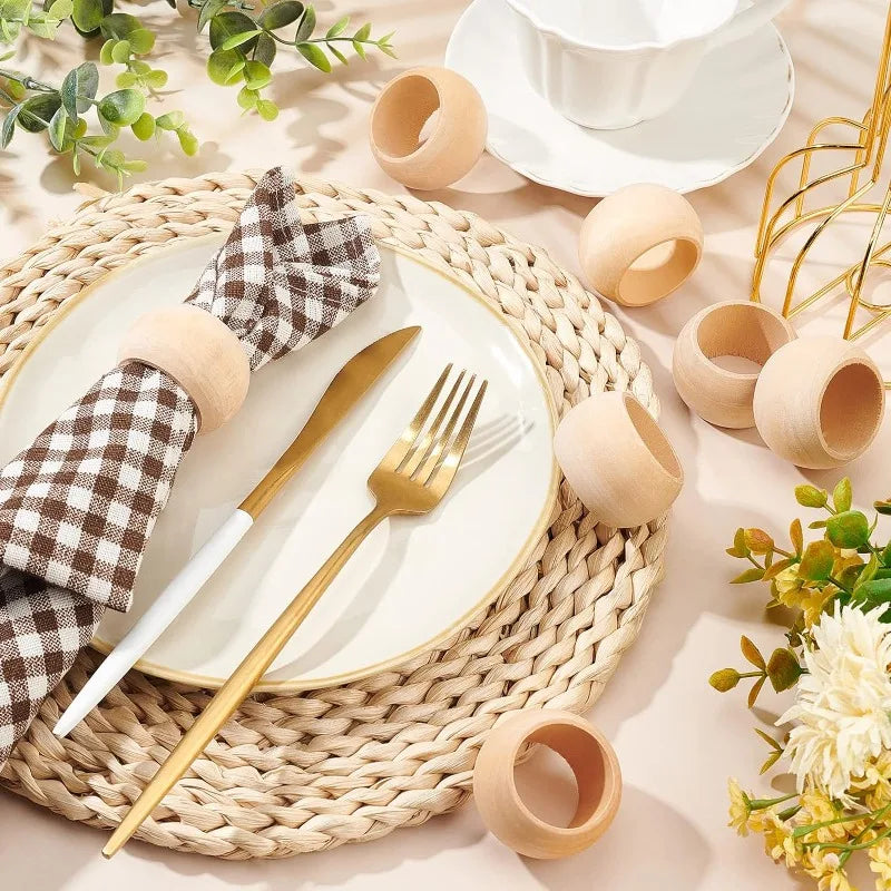Anneaux de serviette en bois pin sur table de mariage