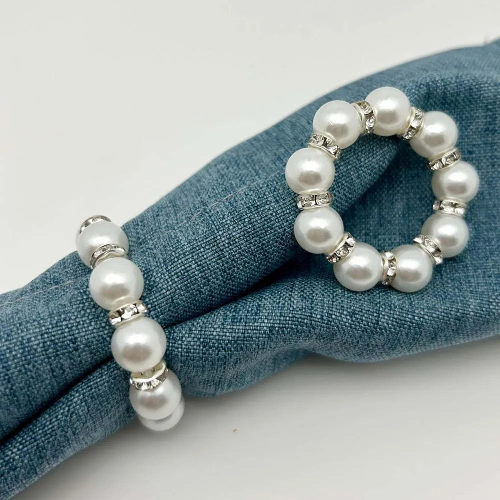 Détail des perles élastiques sur rond de serviette argent