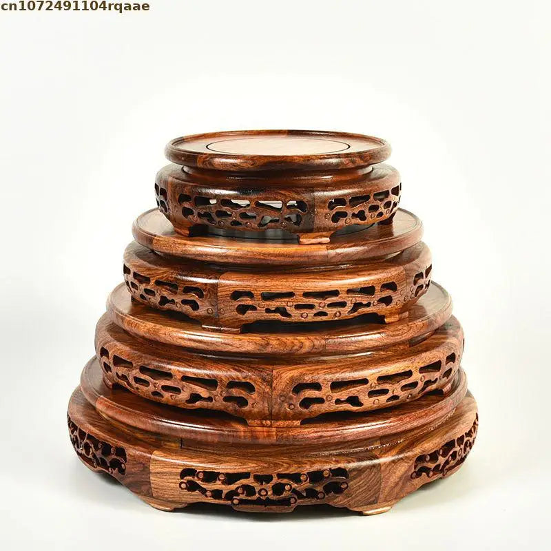 support circulaire bois sculpté marron foncé texture naturelle artisanal traditionnel décoration intérieure vase plante