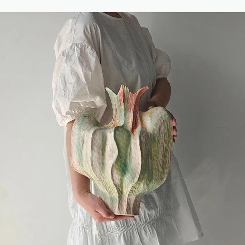 vase céramique texturé rose vert orange stries verticales tulipes allium décoration table moderne sculptural
