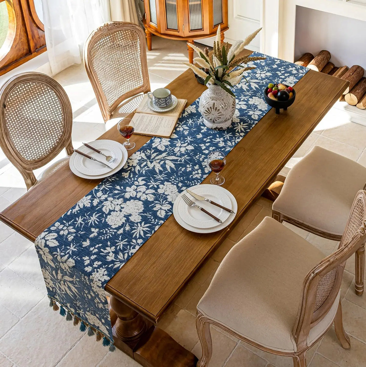 chemin table bleu marine blanc motif fleurs tissé franges classique rustique maison