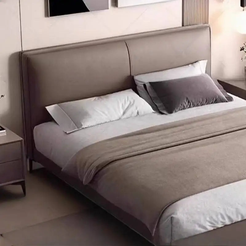 lit double moderne minimaliste tête lit bois table chevet tapis abstrait beige gris