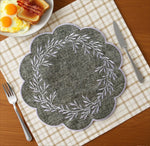tapis table classique marron gris vert orange rouge guirlande feuilles blanches bordure dentelée 38cm