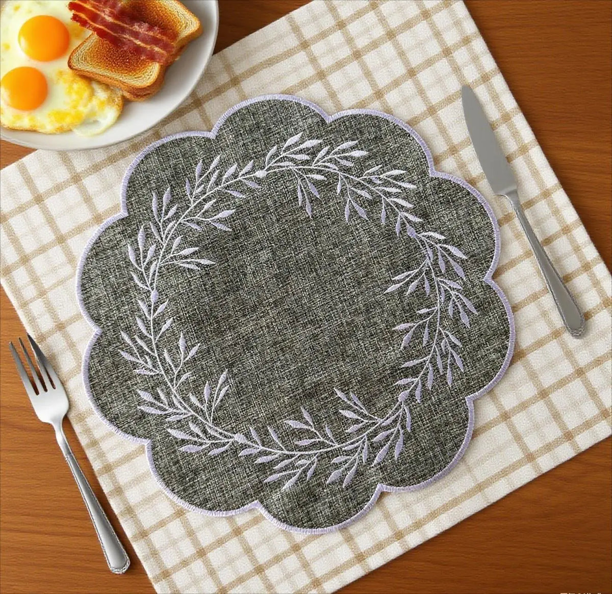 tapis table classique marron gris vert orange rouge guirlande feuilles blanches bordure dentelée 38cm