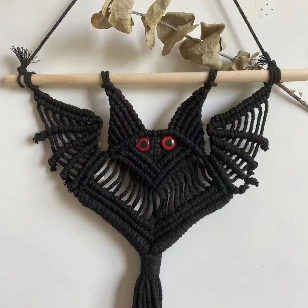suspension décorative macramé oiseau yeux rouges artisanal noir boho chic barre bois