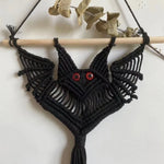 suspension décorative macramé oiseau yeux rouges artisanal noir boho chic barre bois