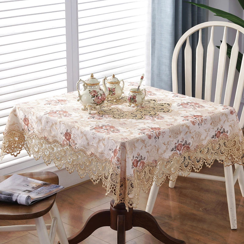nappe table rectangulaire brodée fleurs roses beige doré bordure dentelle classique romantique