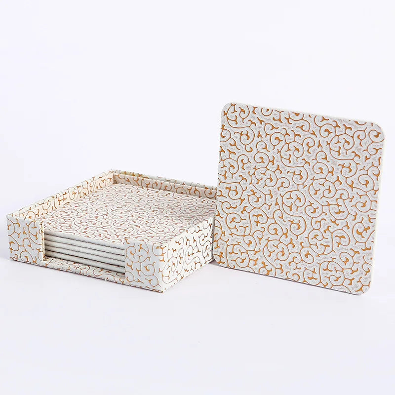 Plateau de service en carton beige avec motifs dorés en forme de vagues, comprenant 6 sous-verres assortis.