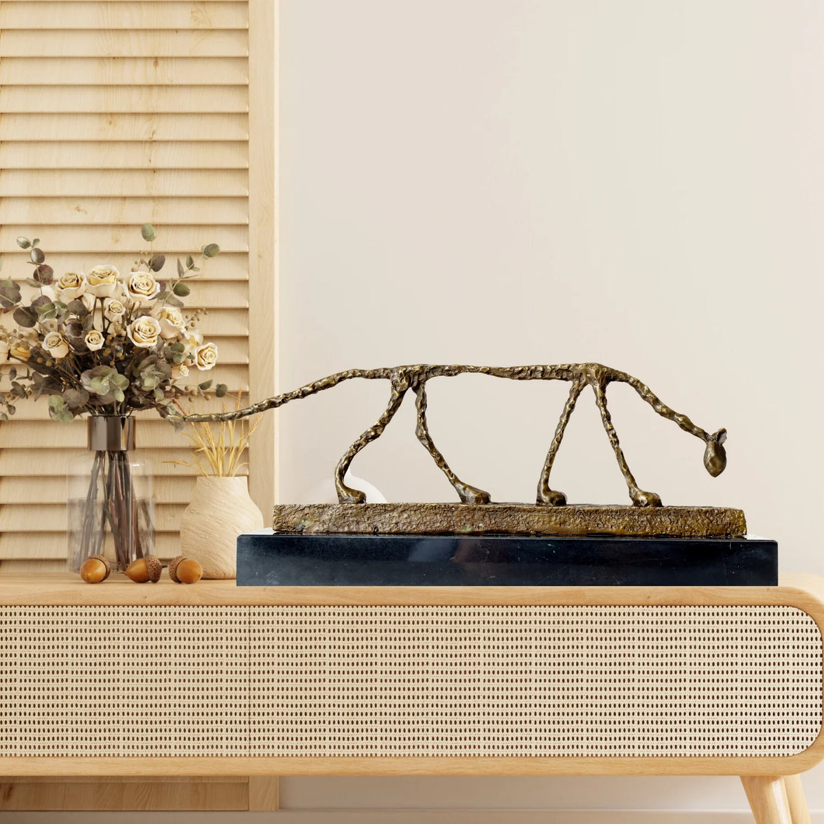 sculpture animaux félin bronze doré texture rugueuse moderne décoration intérieure base noire unique collection