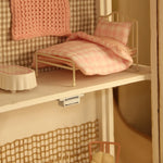 lit miniature fer forgé ensemble literie rose carreaux chaise table bougies tasse décoration murale