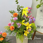 décoration intérieure moderne bouquet fleurs artificielles mixtes violet rose jaune orange verte blanches