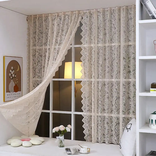 Voilage en dentelle beige perlée style français installé dans un salon élégant