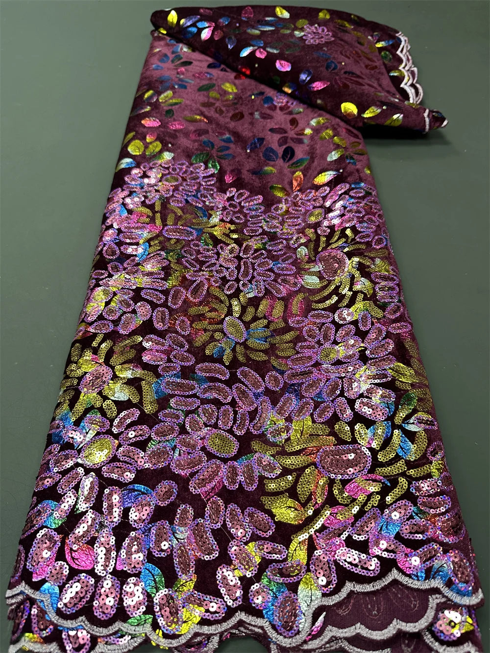 tissu décoratif brodé pailleté floral violet noir jaune rouge bleu vert sequins dentelle haute