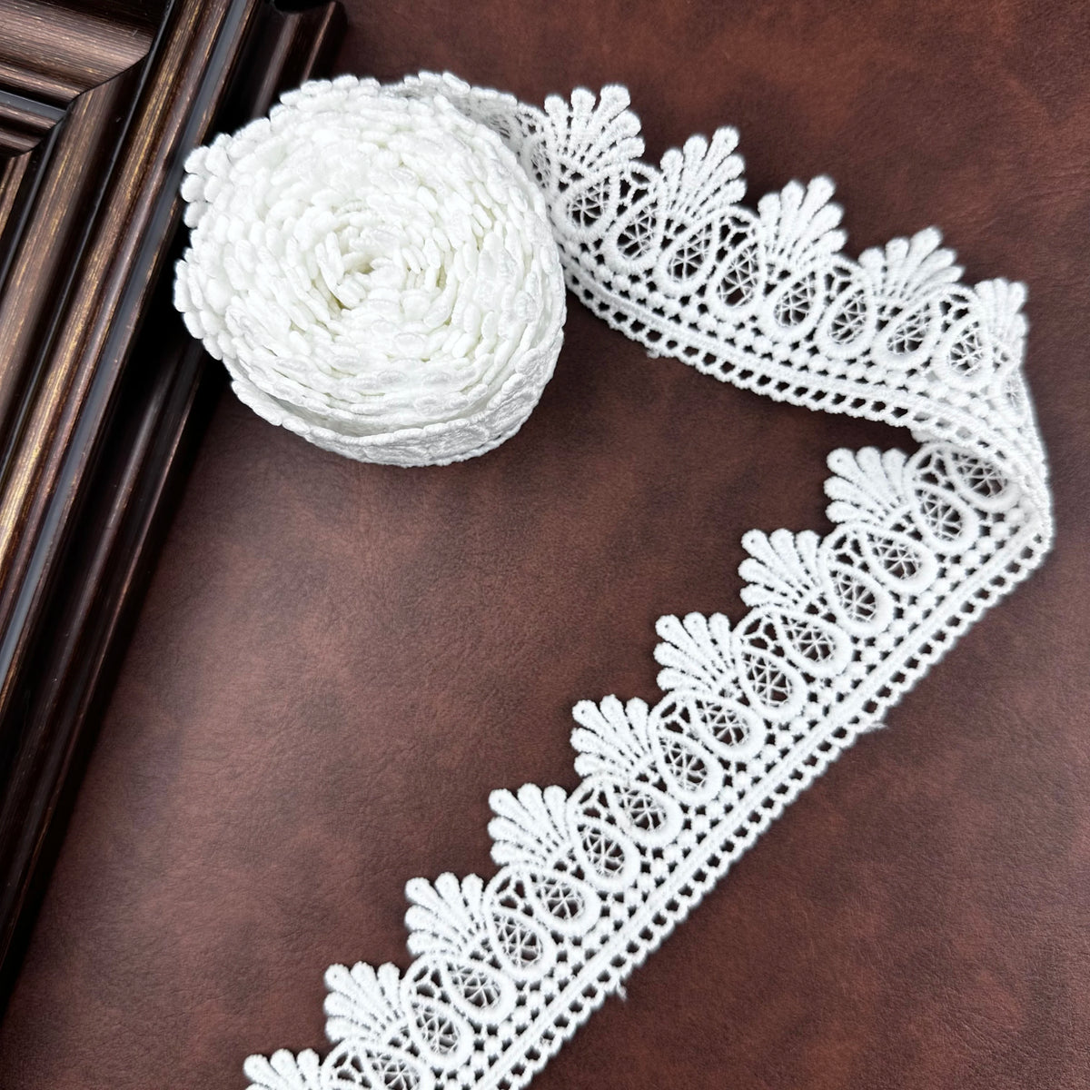 ruban dentelle blanc motif floral largeur 4.4cm tissu doux décoration mariage festonné classique soluble