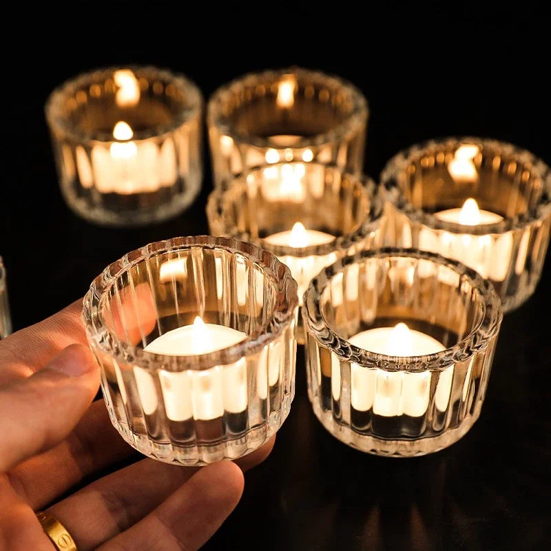 photophore verre cannelé vertical bougie jaune décoration maison ambiance chaleureuse livres ouverts boîtes carton