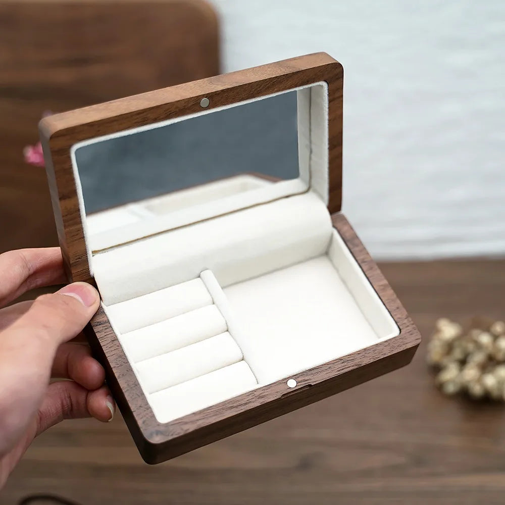 boîte bijoux bois foncé velours intérieur blanc classique minimaliste présentoir rangement colliers pendentifs bague