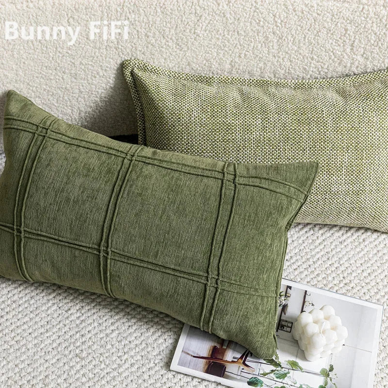 coussin vert olive rayures moderne décoration intérieure blanc motif géométrique noir plissé