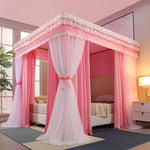 Une chambre à coucher élégante et féminine avec un grand lit à baldaquin rose et blanc, entouré de rideaux colorés et accents floraux.
