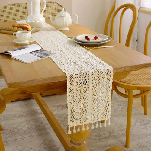 chemin table blanc dentelle fleurs vintage classique pompons décoration maison