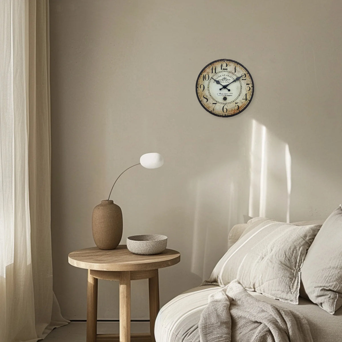 horloge murale vintage bois blanc noir numéros 12 texte historique 10 12 14 16