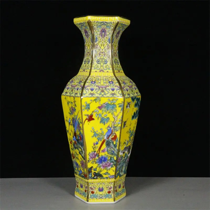 vase hexagonal ornements floraux oiseaux motifs géométriques rouge jaune bleu art traditionnel
