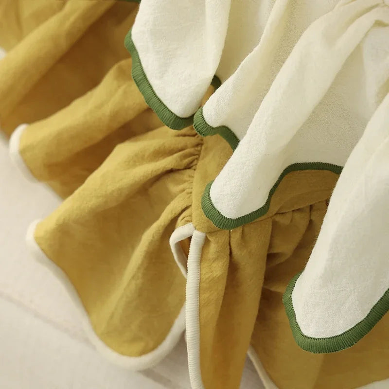 Gros plan sur des vêtements doux et moelleux en tissu beige et vert.