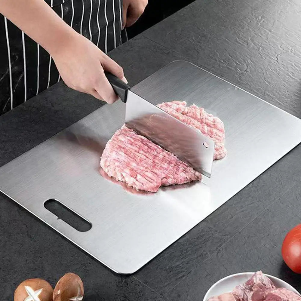 planche découper rectangulaire argentée lisse poignées intégrées utilitaire cuisine découpe fruits viande environnementALE