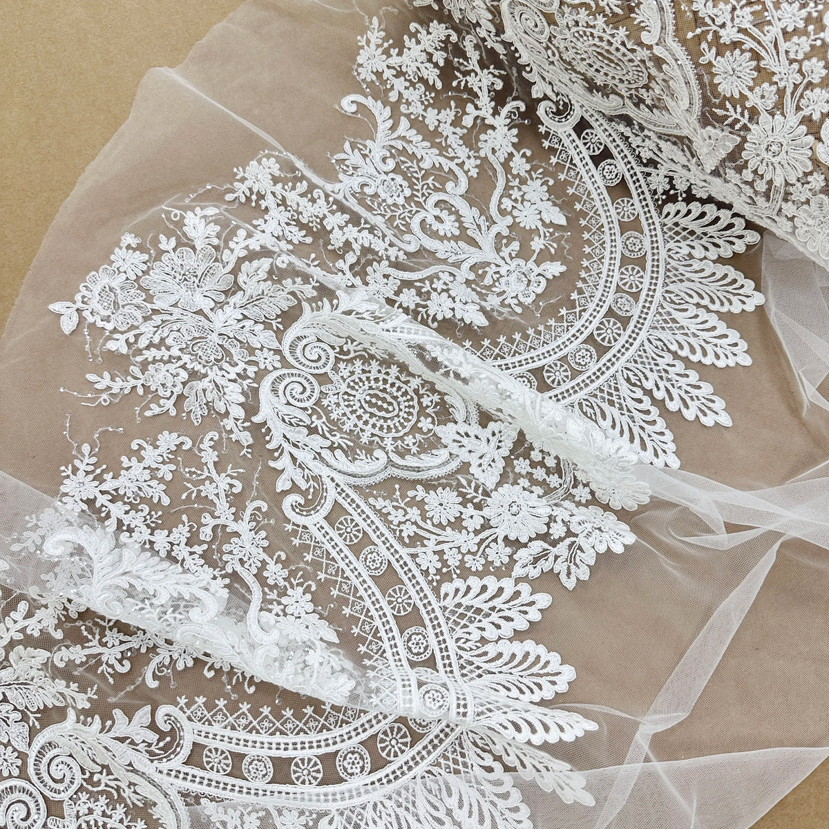 dentelle blanche floral complexe tissu acrylique baroque élégante mariage translucide brodée cérémonie.ACCESSIBLE VERSION: