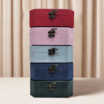 boîte bijoux velours classique compartiments multiples couleurs variées opaques boucles métalliques