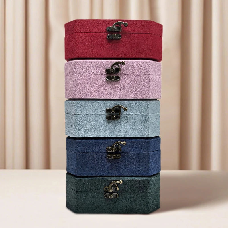 boîte bijoux velours classique compartiments multiples couleurs variées opaques boucles métalliques