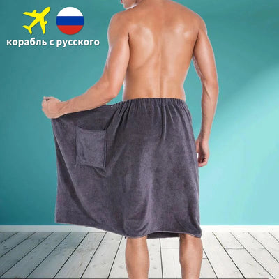 Serviette de bain microfibre violette avec poche, pliée sur une chaise en bois