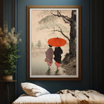 Deux personnes marchent sous la pluie, protégées par un parapluie rouge éclatant, dans un paysage forestier enneigé.