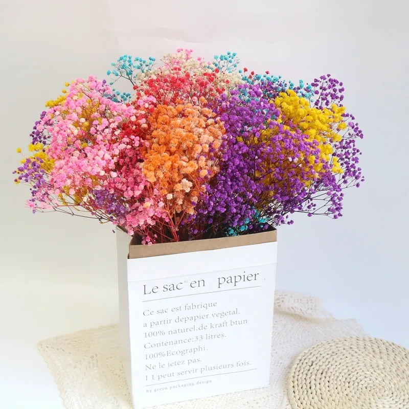 bouquet fleurs séchées multicolores petites fleurs blanches ruban blanc boîte papier décoration maison rustique