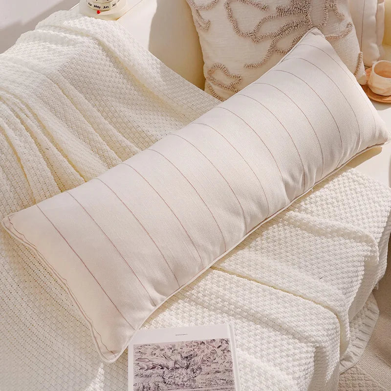 housse coussin décoration moderne motif géométrique brodé noir blanc pompons maison luxe