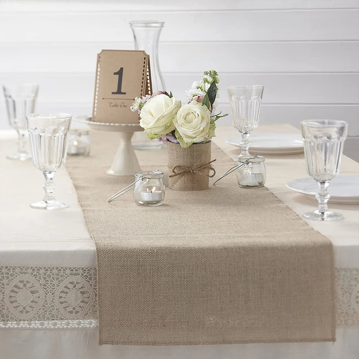 chemin table rustique toile jute nappe blanche decoration mariage champetre assiettes couverts