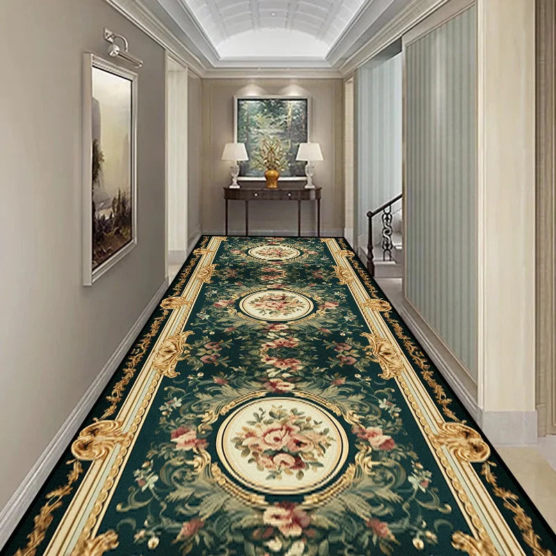Le couloir est orné d'un tapis richement décoré de motifs floraux et de bordures dorées, créant une ambiance élégante et raffinée dans cette demeure.
