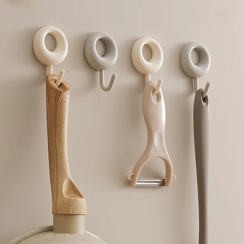 crochets muraux adhésifs blancs modernes lisses opaques organisation serviettes sacs cuisine minimaliste