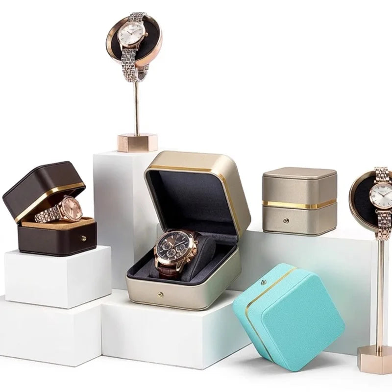 boîte rangement montre cuir beige cadre doré coussin noir organisation bijoux présentation montre dorée