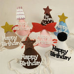 chapeau festif happy birthday étoiles dorées rubans pompons sourires
