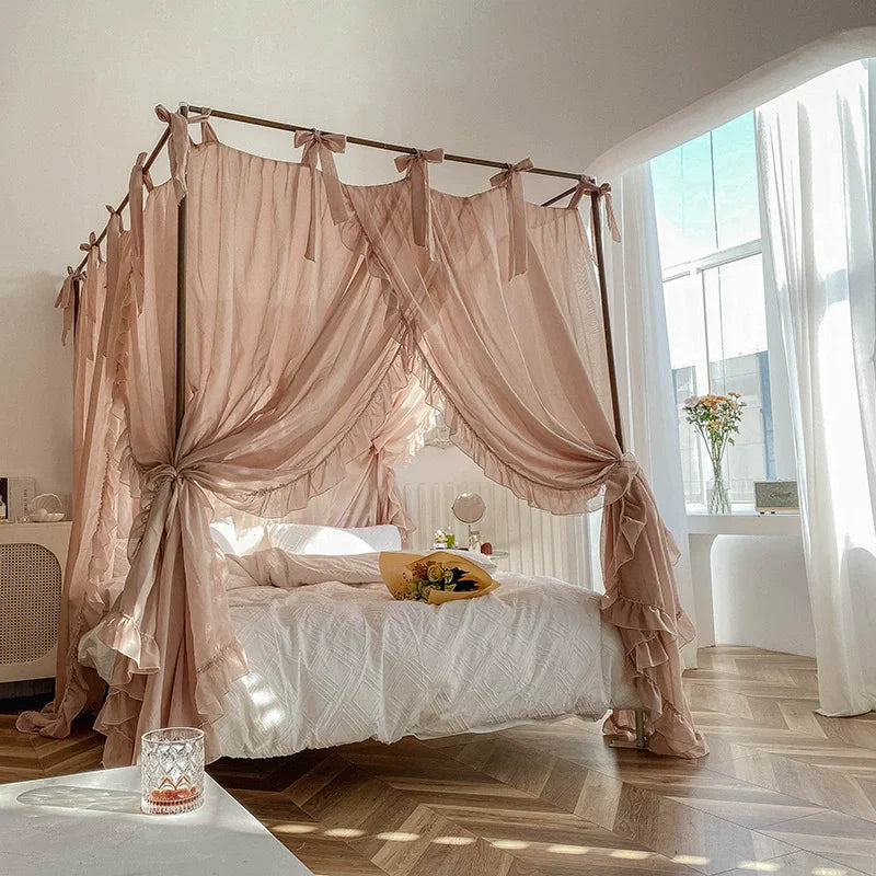 Chambre élégante avec un lit à baldaquin rose pâle, des rayons de soleil illuminant l'espace et une décoration de fleurs, créant une atmosphère apaisante et romantique.