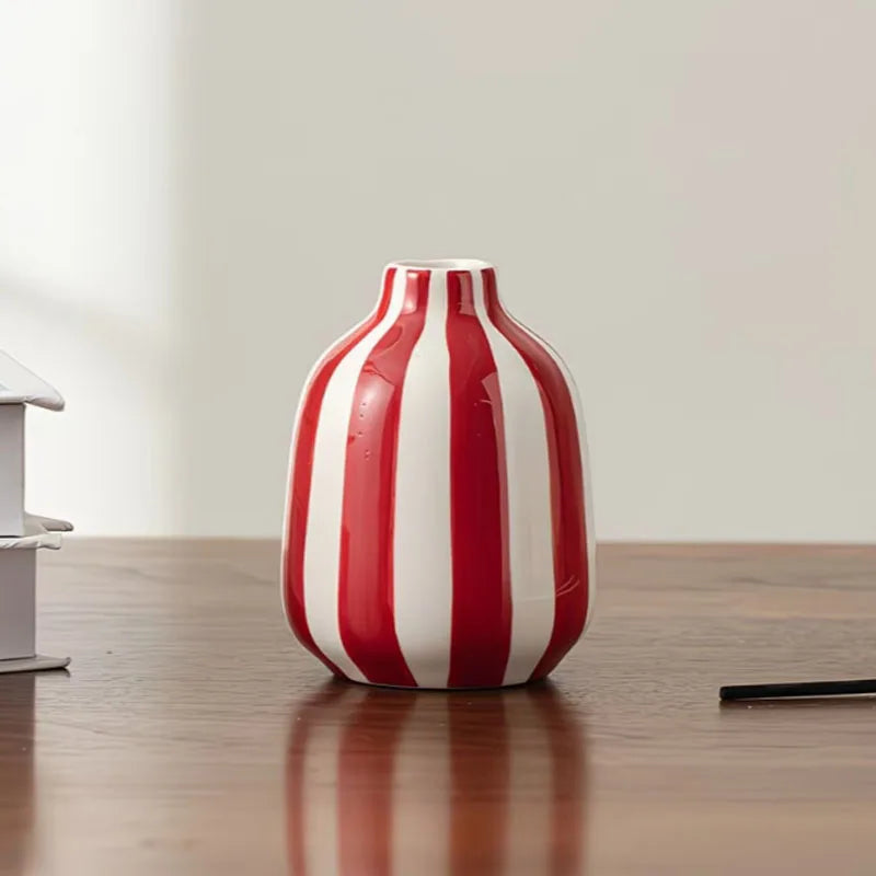 vase porcelaine rayures horizontales bleu blanc rose jaune rouge moderne minimalisteintérieur décoration fleurs