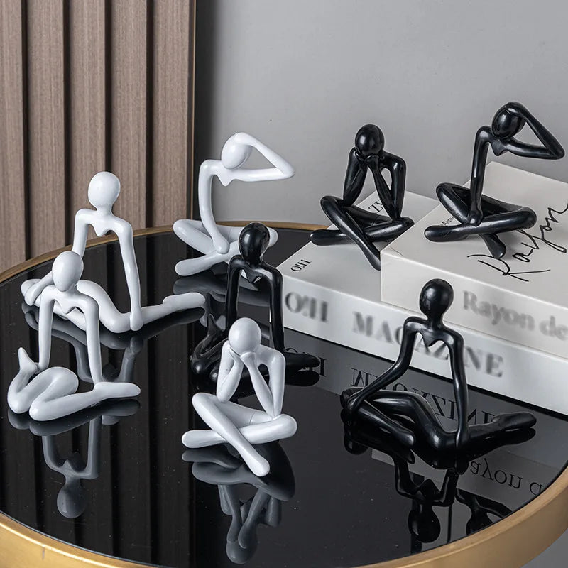 décoration intérieure statues miniatures humains stylisés blanc noir moderne minimaliste