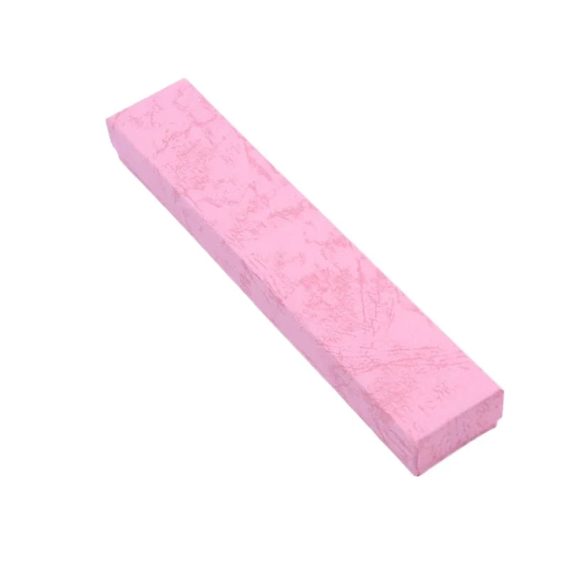 Rangement organisé de bijoux dans des boîtes rectangulaires colorées