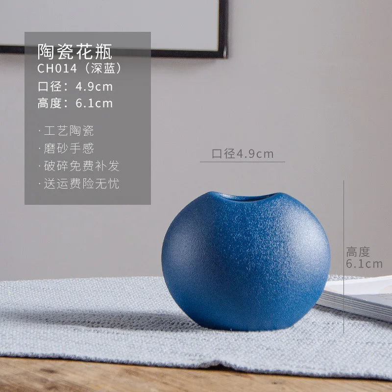 Vase en céramique bleu foncé de style moderne avec des dimensions de 4,9 cm de diamètre et 6,1 cm de hauteur.