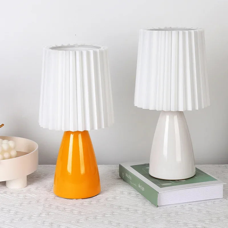 lampe table plissée abat jour semi translucide couleurs orange blanc rose vert foncé moderne