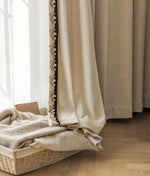 rideau beige noir motif floral brodé texture veloutée classique salon chambre fenêtre maison moderne