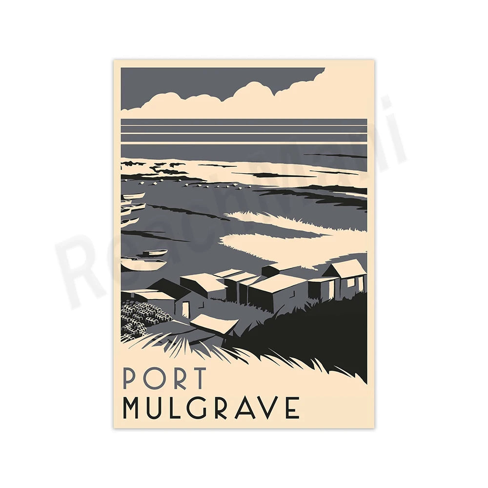 L'image présente un paysage portuaire de Port Mulgrave avec des maisons au premier plan et un ciel nuageux en arrière-plan.